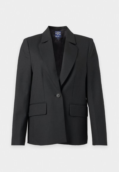 Veste noire boutonnée d'un seul bouton avec revers à crans et deux poches avant à rabat, présentée sur fond blanc.