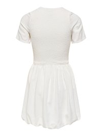Robe courte blanche avec corsage texturé, manches courtes, jupe froncée et ourlet légèrement bouffant, vue de dos.