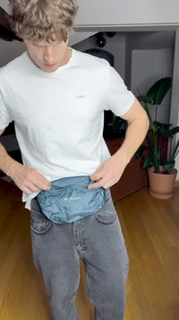 Fanny pack marke Columbia, napravljen od plavog najlona s zatvaračem, nosi se oko struka. Ima kompaktan dizajn i logotip sprijeda.