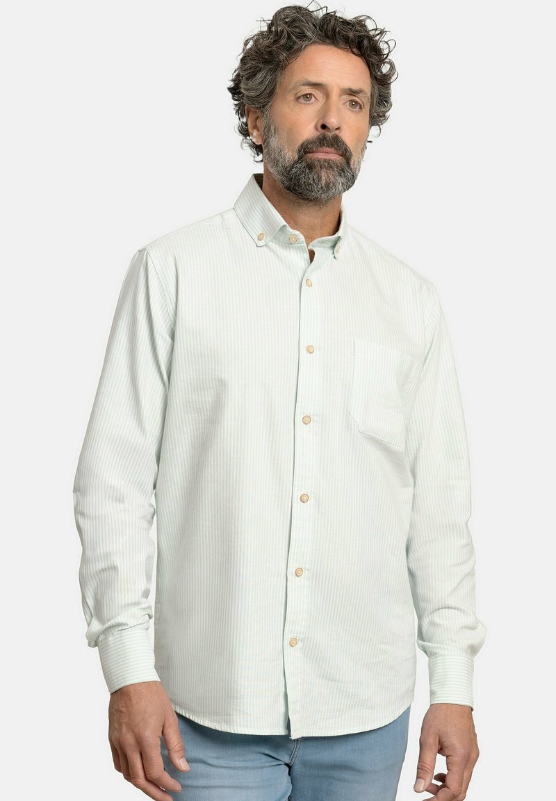 Camisa de manga larga a rayas verde claro con cuello abotonado, que presenta un único bolsillo en el pecho y botones de color marrón claro. Tejido texturizado.