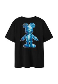 Juodas marškinėliai su dideliu mėlynu skaitmeniniu glitčio stiliaus grafiniu vaizdu stovinčio animacinio pelės personažo ant nugaros.