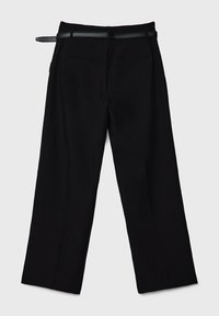 Schwarze Hose mit weit fallendem Bein, flachem Bund und Gürtelschlaufen. Zwei aufgesetzte Taschen auf der Rückseite mit glatter Textur.