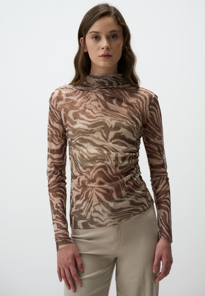 Haut à manches longues en tissu transparent avec un motif abstrait marron et beige, orné de légers paillettes, et au design col montant.