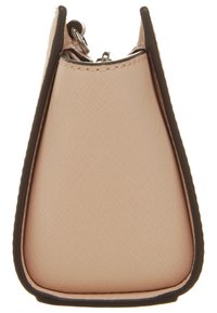 Borsa a tracolla in pelle sintetica color tan con un design strutturato, parte superiore arrotondata e bordi con trim scuro a contrasto. Presenta una chiusura con zip.