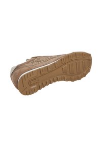 Zapatilla de ante marrón con una suela de goma texturizada. Presenta una puntera redondeada y costura lateral. La marca es notable en el lado exterior.