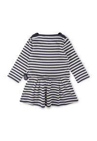 Langärmliges Kleinkindkleid mit navy-weißem gestreiftem Muster und einem plissierten Rock, flach auf einem weißen Hintergrund ausgelegt.