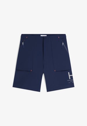 Navyblaue Herren-Shorts mit Frontreißverschluss und Knopfverschluss, zwei seitlichen Reißverschlusstaschen und weißem Logo-Schriftzug am unteren rechten Bein.
