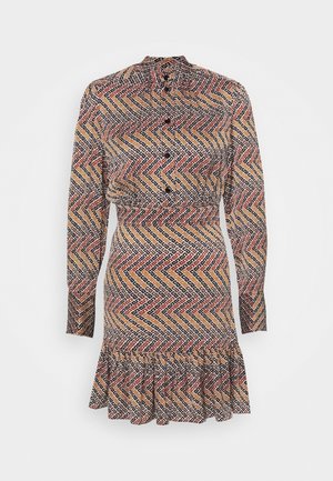 Vestido mini de manga larga con estampado geométrico multicolor, botones delanteros, cintura ajustada y bajo con volantes sobre fondo blanco.