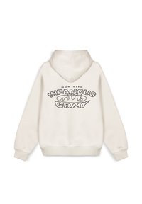 Sudadera crema con capucha ajustable, puños y dobladillo acanalados. Presenta un diseño gráfico en negrita con texto negro en la parte posterior: "MUD CITY INFAMOUS GRMY."