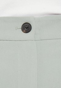 Modström GALE PANTS - Calças - sage