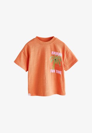 Oranž lühikeste varrukatega T-särk rohelise palmipuu graafika ja roosa tekstiga "HAVANA FUN TIME" esiosa paremal küljel.