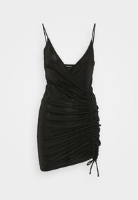 Mini-robe noire style portefeuille avec fines bretelles, détails froncés sur un côté et lien à cordon à l'ourlet.