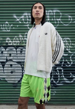 NUWAVE SHORT - Shorts - signal green