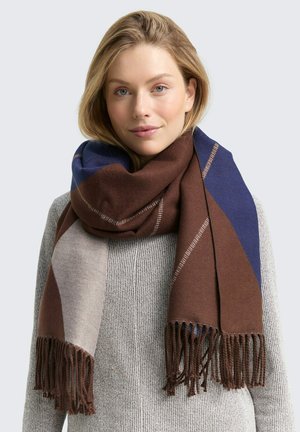 Sciarpa marrone, blu navy e beige con motivo, dotata di frange, realizzata in un morbido tessuto. Indossata avvolta attorno al collo sopra un maglione a trama.