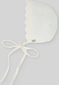 Berretto bianco lavorato a maglia con bordo scalloppato, fiocchi per una chiusura sicura e superficie testurizzata. Presenta un piccolo bottone decorativo su un lato.