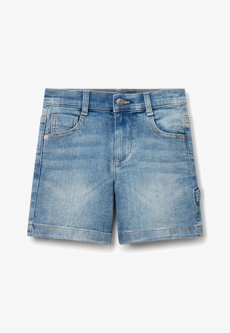 Shorts di denim in lavaggio azzurro chiaro, caratterizzati da un design classico con cinque tasche, chiusura con bottone superiore e dettagli di cuciture visibili.