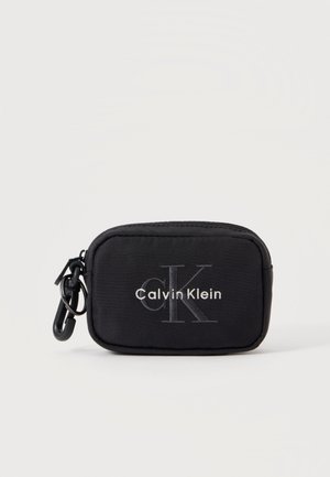 Väike must ristkülikukujuline kotike luku ja Calvin Kleini logoga ees ning must klamber küljes.