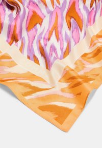 Wielokolorowy jedwabny szalik z abstrakcyjnym wzorem w odcieniach różu, pomarańczy i bieli. Krawędzie mają gładkie wykończenie z detalem brandingowym.