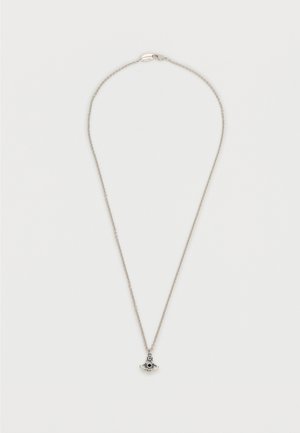 Zilveren ketting met een kleine bolvormige hanger met zwarte stenen, plat weergegeven op een witte achtergrond.