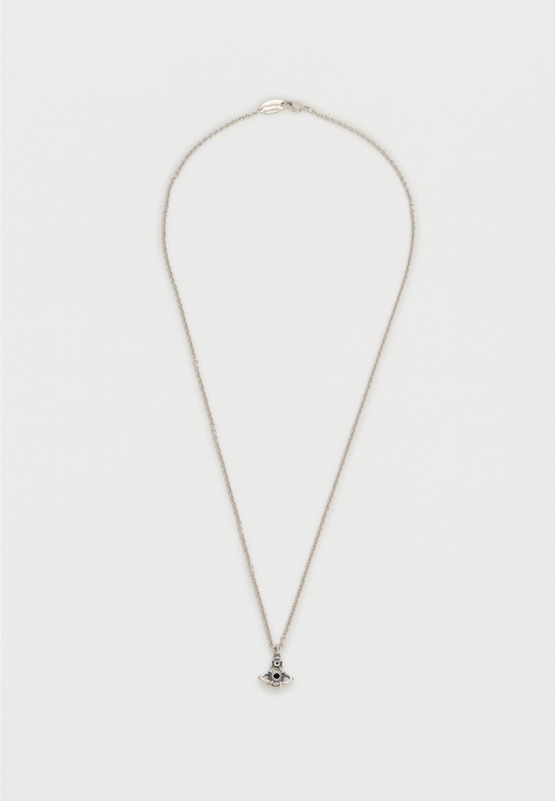 Collier chaîne en argent avec un petit pendentif en forme d'orbe orné de pierres noires, présenté à plat sur un fond blanc.