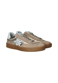 Suède en metallic sneakers in beige en goud met een witte logo. Voorzien van textuuraccenten, platte veters en een rubberen zool.