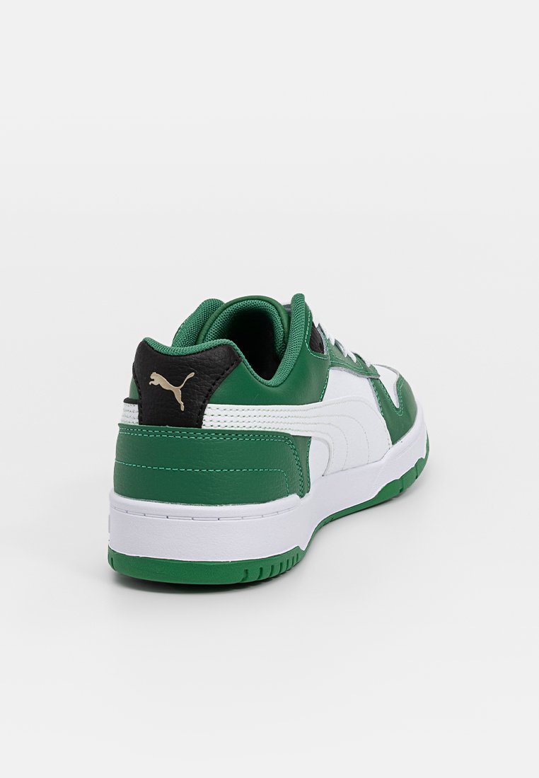 Zielono-białe sneakersy wykonane z syntetycznej skóry, z czarnym piętkiem, teksturowanymi akcentami oraz białą podeszwą z zielonymi detalami.