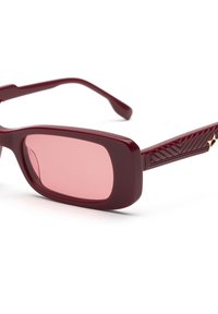 Occhiali da sole bordeaux con montatura rettangolare, lenti rosa, dettagli in rilievo sugli steli e piccole decorazioni a forma di stella dorata.