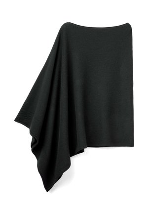 Zwarte poncho van een gebreide stof; heeft een brede, vloeiende val met ribbelranden en een gladde textuur.