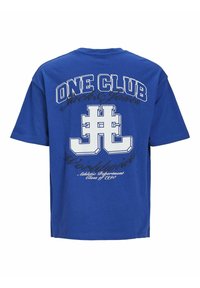 Blauwe katoenen t-shirt met een grote witte grafische print op de achterkant met tekst en een logo, korte mouwen en een ronde halslijn.