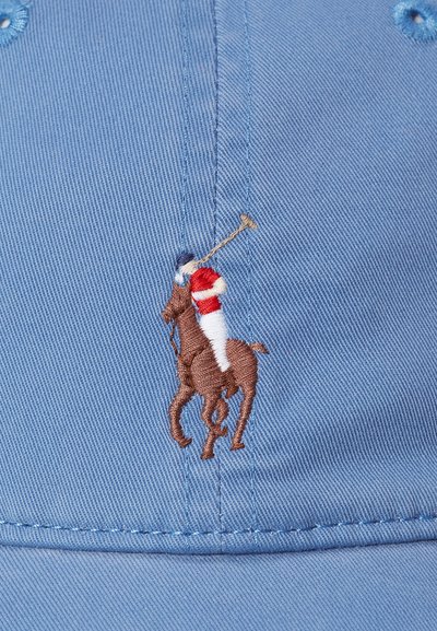 Svijetloplava pamučna kapa s smešnim izvezom polo igrača i konja. Kapa ima šivene detalje i dugmad na vrhu.