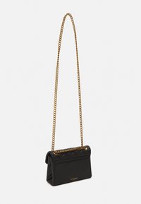 Borsa a tracolla in pelle trapuntata nera con una catena dorata. Forma rettangolare con parte superiore piegata e accento del logo sul fronte.