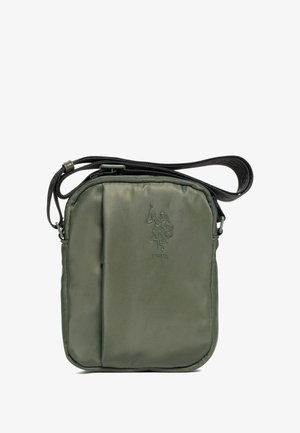 Borsa compatta a tracolla verde oliva con tracolla nera regolabile, tasca frontale con cerniera e logo impresso del giocatore di polo USPA.
