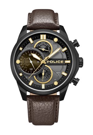 Svart urtavla med gulddetaljer, brun läderrem, tre subdials och en framträdande "POLICE"-logotyp. Funktioner inkluderar datum- och veckodagarindikatorer.