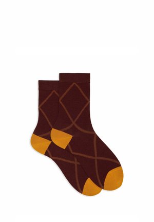 Calzini marroni con motivi a rombi in marrone chiaro. Punta e tallone sono accentuati in giallo. Realizzati in tessuto morbido con polsini a coste.