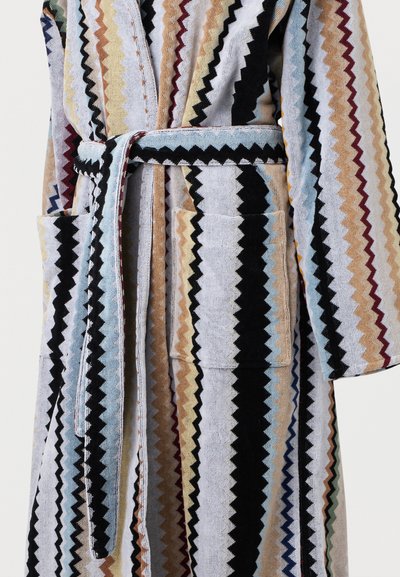 Peignoir long avec des rayures verticales en zigzag multicolores, manches larges, ceinture nouée à la taille et grandes poches avant.
