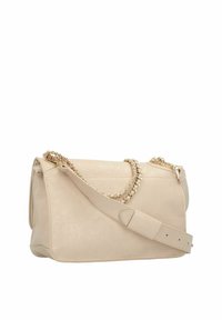 Borsa a tracolla in finta pelle beige con accenti di catena dorata, cinturino regolabile e chiusura con zip. Texture liscia e design minimalista.