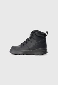 Botas de desporto pretas com parte superior em couro texturizado, biqueira reforçada, colarinho almofadado e sola de borracha com um padrão de rasto distinto.