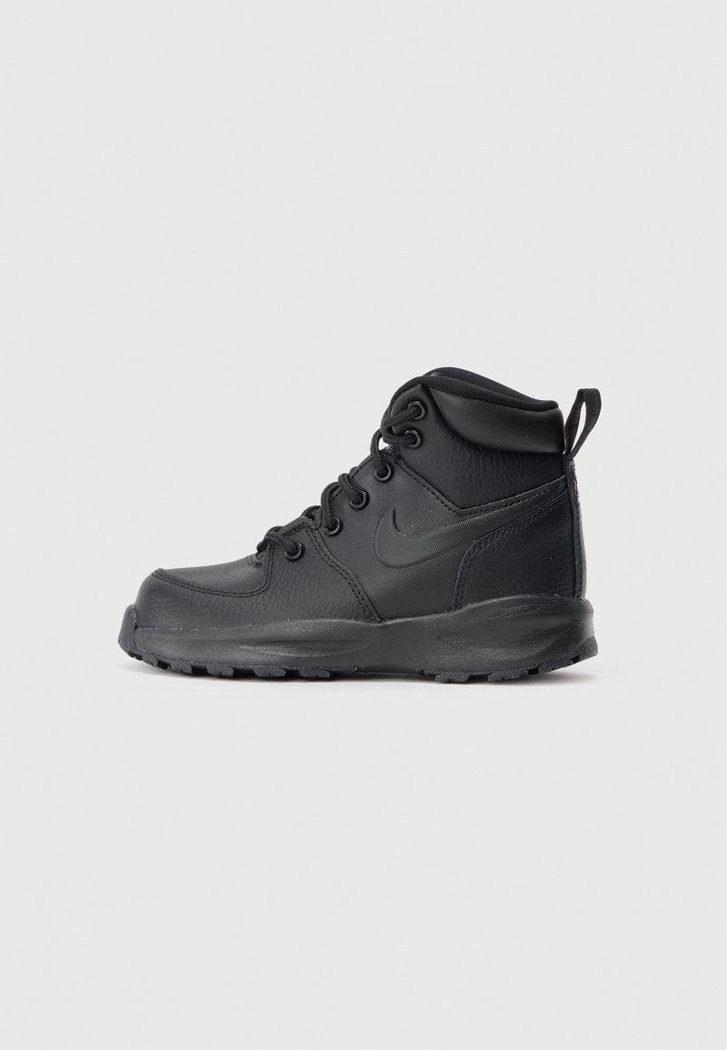 Botas de desporto pretas com parte superior em couro texturizado, biqueira reforçada, colarinho almofadado e sola de borracha com um padrão de rasto distinto.