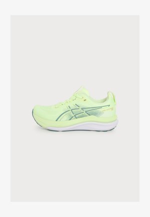 Chaussure de course vert citron avec semelle blanche, dessus en mesh, fermeture à lacets et logo latéral, vue de la gauche sur un fond uni.