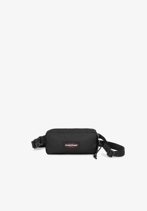 Zaino Eastpak nero con forma rettangolare, chiusura a zip, tracolla regolabile e una toppa con logo sul davanti. Realizzato in tessuto resistente.