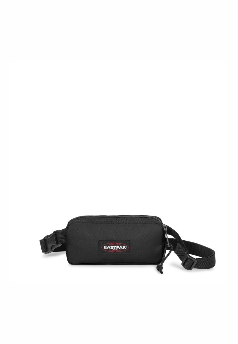Zaino Eastpak nero con forma rettangolare, chiusura a zip, tracolla regolabile e una toppa con logo sul davanti. Realizzato in tessuto resistente.
