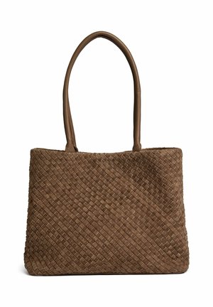 Geantă tote maro din piele întoarsă țesută, cu două mânere lungi și netede din piele, pe fundal alb.