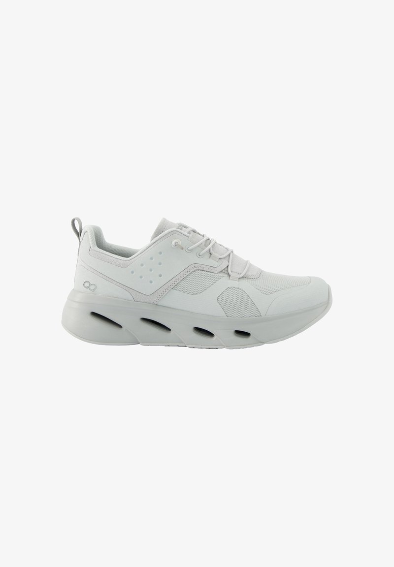 Baskets athlétiques gris clair avec panneaux en mesh, fermeture à lacets, semelle rembourrée avec trous de ventilation, et languette de traction au talon.