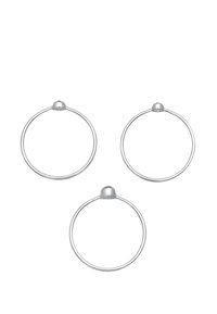 Tre sølvfarvede metalringe med et glat, rundt design og hævede toppe. Hver ring har en ensartet form og finish.