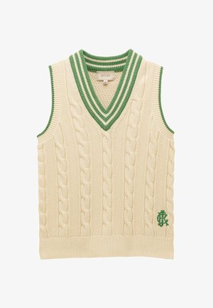 Cremefarbene Strickweste mit Zopfmuster und grün besticktem Logo oberhalb des gerippten Saums, getragen über blau-weiß gestreiften Hosen.
