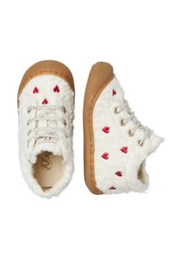 Sneakers in pile bianco con motivi a cuore rossi, tomaia testurizzata, suola in gomma beige e dettagli in laccio argentati.