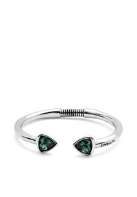 Brazalete de plata con dos piedras verdes en corte triliu en cada extremo, con un detalle de alambre trenzado en el centro. Acabado de superficie lisa.