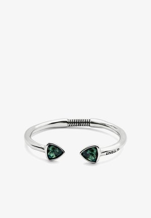 Bracelet en argent avec deux pierres taillées en trillant vertes à chaque extrémité, décoré d'un détail en fil torsadé au centre. Fini de surface lisse.