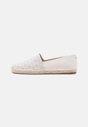 Espadrille blanche à enfiler avec semelle tissée et dessus en tissu à motifs, présentant un design minimaliste et décontracté.