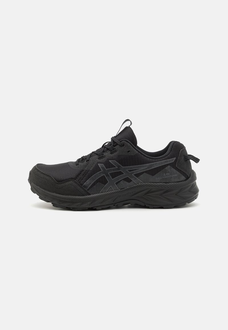 Chaussure de sport noire avec une tige en maille, des superpositions texturées et une semelle en caoutchouc épaisse. Dispose d'un bout arrondi et d'un design à lacets.